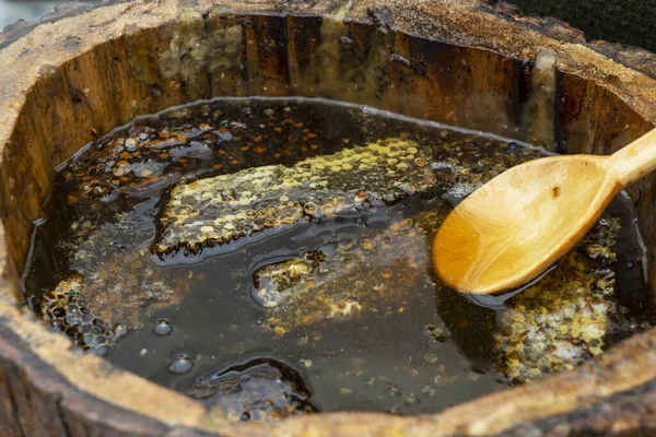 Pohřben v sudu voňavého čerstvého medu lžíci medu. Detail — Stock fotografie