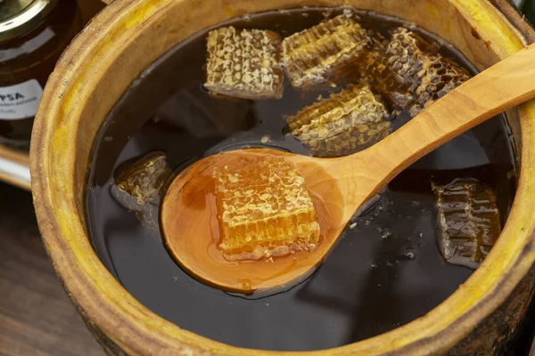 Cuillère à miel enfouie dans un tonneau de miel frais parfumé. Gros plan — Photo