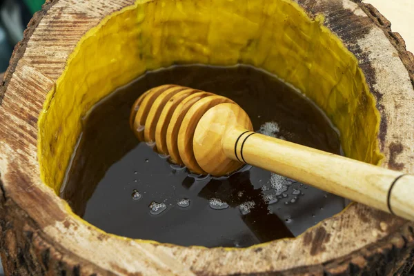Colher de mel enterrada em um barril de mel fresco perfumado. Close-up — Fotografia de Stock