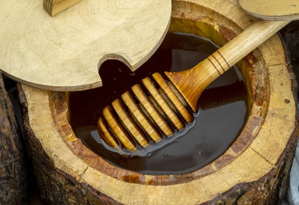 Cuillère à miel enfouie dans un tonneau de miel frais parfumé. Gros plan — Photo