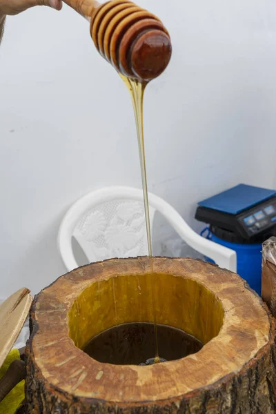 Méz kanál temették el egy hordó illatos méz. Közeli kép: — Stock Fotó