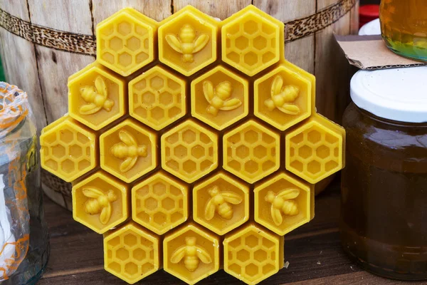 Balmumundan yapılmış dekoratif arı. İç mekan ve gelenek için bal aromalı.