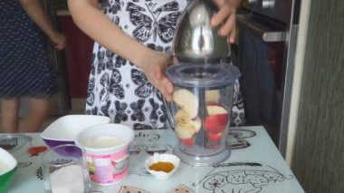 Mutfakta dururken blender kullanan kadın, kapat.