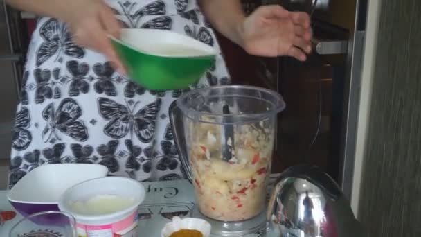 Donna Che Utilizza Frullatore Mentre Piedi Cucina Vicino — Video Stock