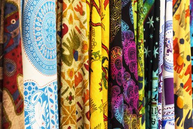 Mağaza vitrininde ipek ve pamuktan yapılmış çok renkli Hint kadın şalları..