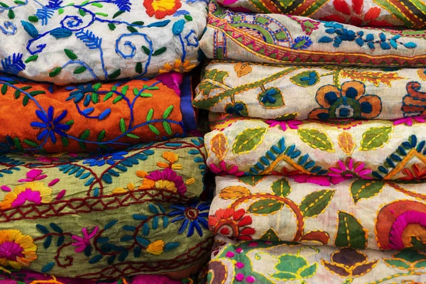 Mantones de mujer indios multicolores hechos de seda y algodón en el escaparate . — Foto de Stock