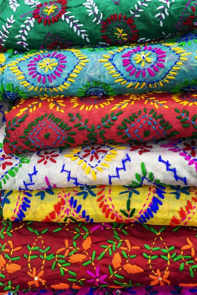 Xales femininos indianos multicoloridos feitos de seda e algodão na janela da loja . — Fotografia de Stock