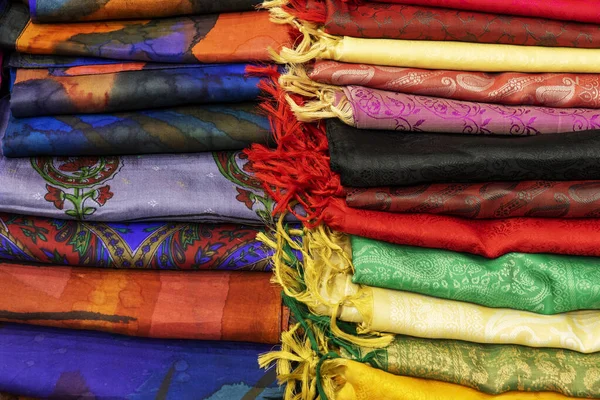 Mağaza vitrininde ipek ve pamuktan yapılmış çok renkli Hint kadın şalları.. — Stok fotoğraf