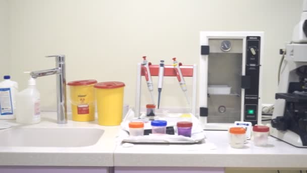 Баку, Азербайджан-23 ноября 2019 года: Медицинское передовое оборудование автоматического анализа крови. автоматизированный процесс химического анализа в медицинской лаборатории. Концепция здравоохранения. Биологические образцы человека — стоковое видео