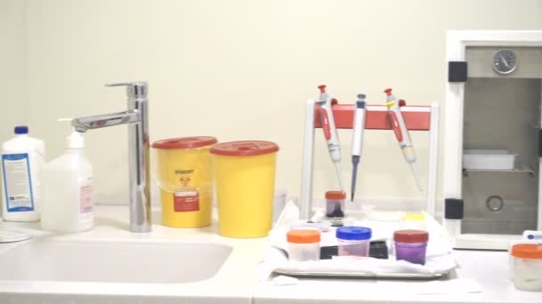 阿塞拜疆巴库- 2019年11月23日：医疗先进设备自动血液分析。医学实验室自动化化学分析过程。卫生保健概念。人类生物样本 — 图库视频影像