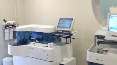 Bakü, Azerbaycan-23 Kasım 2019: Sağlık kavramı. Profesyonel tıbbi cihaz insan kanı analizi yapar, numuneleri ve kan tüplerini tıbbi analiz cihazına yüklemek için raflar.