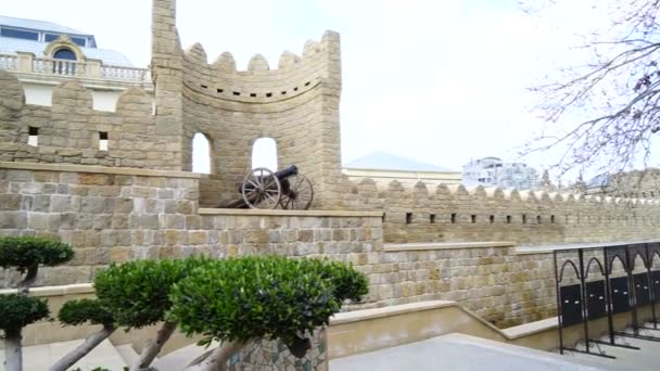 Vintage κανόνι στο τείχος φρούριο της παλιάς πόλης Baku — Αρχείο Βίντεο