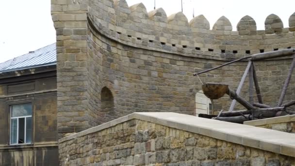 Canon vintage sur le mur de la forteresse de la vieille ville de Bakou — Video