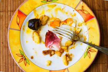 Yemek artıkları, kızarmış patates, pastırma, masada salatalık turşusu. Kopyalama alanı ile dikey üst görünümü kapat.