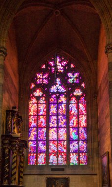 St. Vitus Katedrali, Prag, Czech Cumhuriyeti 'ndeki gotik vitray pencere..