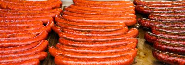 Sokak yemekleri pazarında ızgara czech sosisleri. Kızarmış sosis. Avrupa sokak yemekleri. Sokak yemekleri festivali