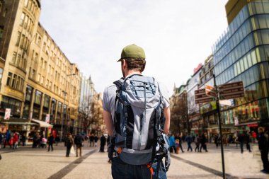 Genç, bağımsız turist gezgini Prag, Çek Cumhuriyeti 'nde tatil için yalnız seyahat ediyor..