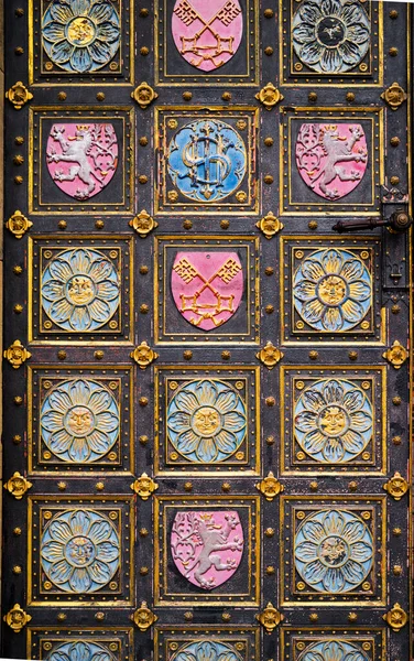 古いヴィンテージレトロな金属装飾鋳鉄ドアハンドルとキーホールを閉じます。古い城の門。チェコ共和国プラハ. — ストック写真