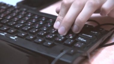 Erkek parmaklar klavyenin tuşlarına basar. Şifre girişi. konsept bilgisayar oyunları, hacker, bilgi koruması, darknet.