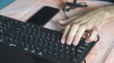 Erkek parmaklar klavyenin tuşlarına basar. Şifre girişi. konsept bilgisayar oyunları, hacker, bilgi koruması, darknet.