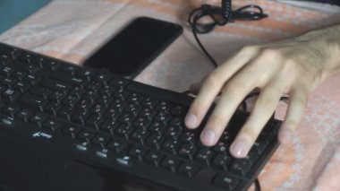 Erkek parmaklar klavyenin tuşlarına basar. Şifre girişi. konsept bilgisayar oyunları, hacker, bilgi koruması, darknet.