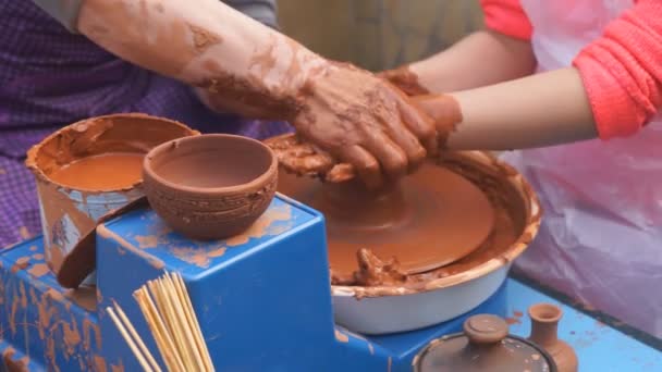 Mains de potier enseigne à l'enfant comment faire des pots. Concept - transfert d'expérience, — Video