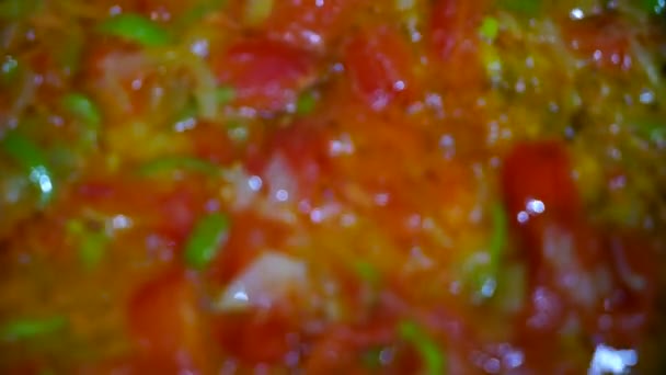 東,トルコ,アゼルバイジャン,ベジタリアン料理,ハーブとトマトは、ガスストーブの上でフライパンに油で揚げ . — ストック動画