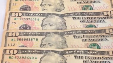 10 ve 100 dolarlık banknotlar masada. Para ve iş kavramı.