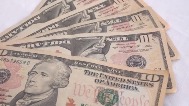 10 ve 100 dolarlık banknotlar masada. Para ve iş kavramı. — Stok video