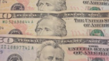 10 ve 100 dolarlık banknotlar masada. Para ve iş kavramı.