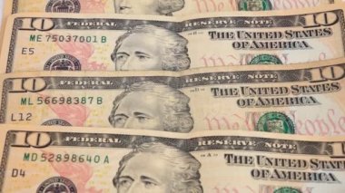 10 ve 100 dolarlık banknotlar masada. Para ve iş kavramı.