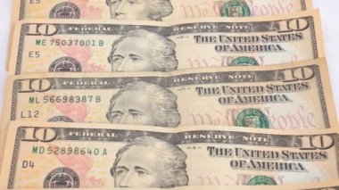 10 ve 100 dolarlık banknotlar masada. Para ve iş kavramı.