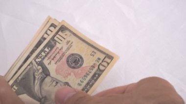 Beyaz masanın üstünde bir deste farklı banknot saydım. iş ve finans kavramı.