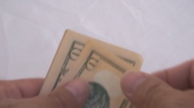 Beyaz masanın üstünde bir deste farklı banknot saydım. iş ve finans kavramı.