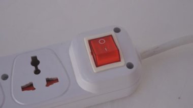 İnsan parmağının yakın plan görüntüsü güç bilgisayarına uzatma kablosunun güç düğmesini açar. güç kapatma düğmesi kavramını arkaplan