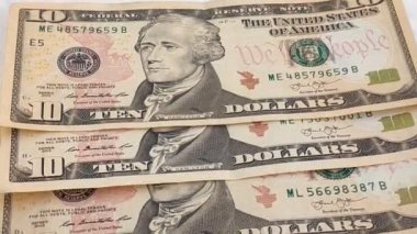 10 ve 100 dolarlık banknotlar masada. Para ve iş kavramı