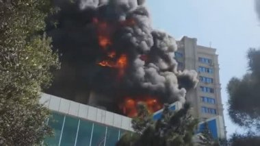 Gündüz vakti çok katlı bir binada yangın.