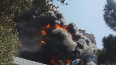 Gündüz vakti çok katlı bir binada yangın.