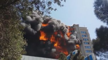 Gündüz vakti çok katlı bir binada yangın.