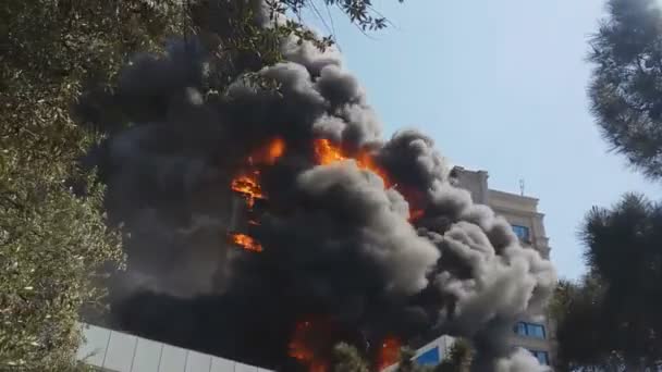 Brand Een Gebouw Met Meerdere Verdiepingen Overdag — Stockvideo