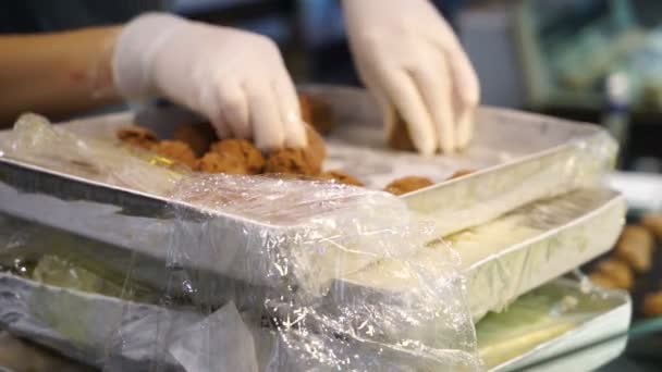 페이스트리 요리사는 사탕을 상자에 담습니다 — 비디오