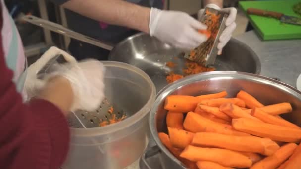 Tanınmayan Şef Modern Otel Mutfağında Lezzetli Vejetaryen Yemekleri Hazırlıyor Restoran — Stok video