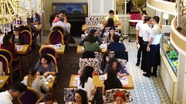 Baku. Azerbeidzjan, 15 juni 2019: Toeristen lunchen in een café. Stadscafé in Baku — Stockvideo