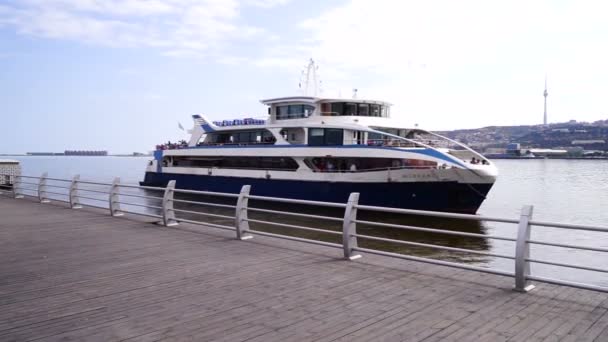 La barca del piacere parte dal molo. Baku.Azerbaijan. — Video Stock