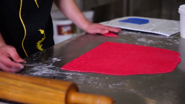 Pastelero hace encaje y para el pastel de boda — Vídeo de stock