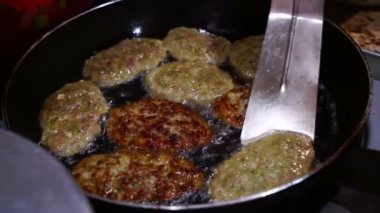 Kadın Elleri Kızartma Tavasında Et Pirzolası Döndürüyor.