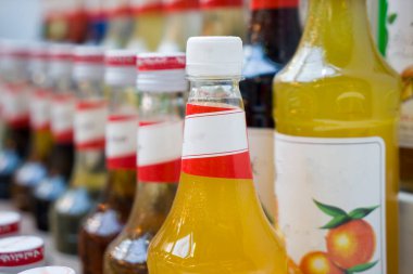 Barda, vitrinde farklı meyve suları var.