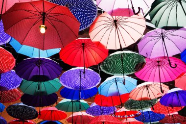 Şemsiye tavandan sarkıyor. Bir Türk alışveriş merkezi..