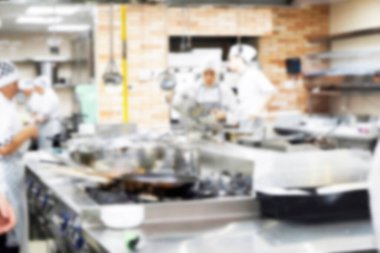 Mutfaktaki aşçılar farklı yemekler hazırlıyorlar. Bulanık, bulanık