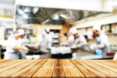 Boş, kahverengi ahşap masa üstü barı. Kafe mutfağı, restoran arka planı. Yaşam tarzı ve kutlama kavramları..